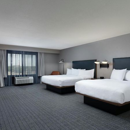 Courtyard By Marriott Wichita At Old Town Hotell Exteriör bild