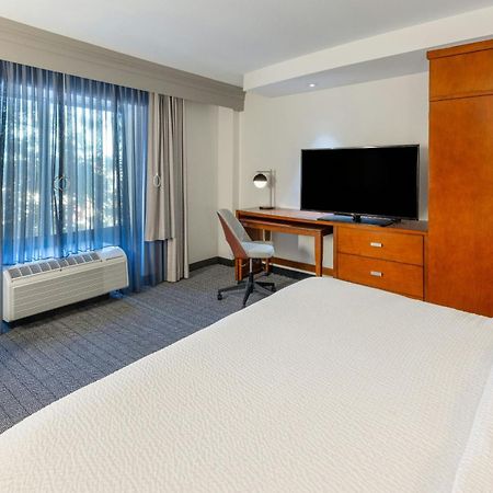 Courtyard By Marriott Wichita At Old Town Hotell Exteriör bild