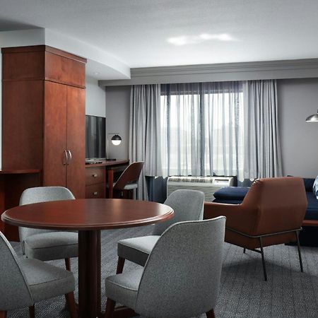 Courtyard By Marriott Wichita At Old Town Hotell Exteriör bild