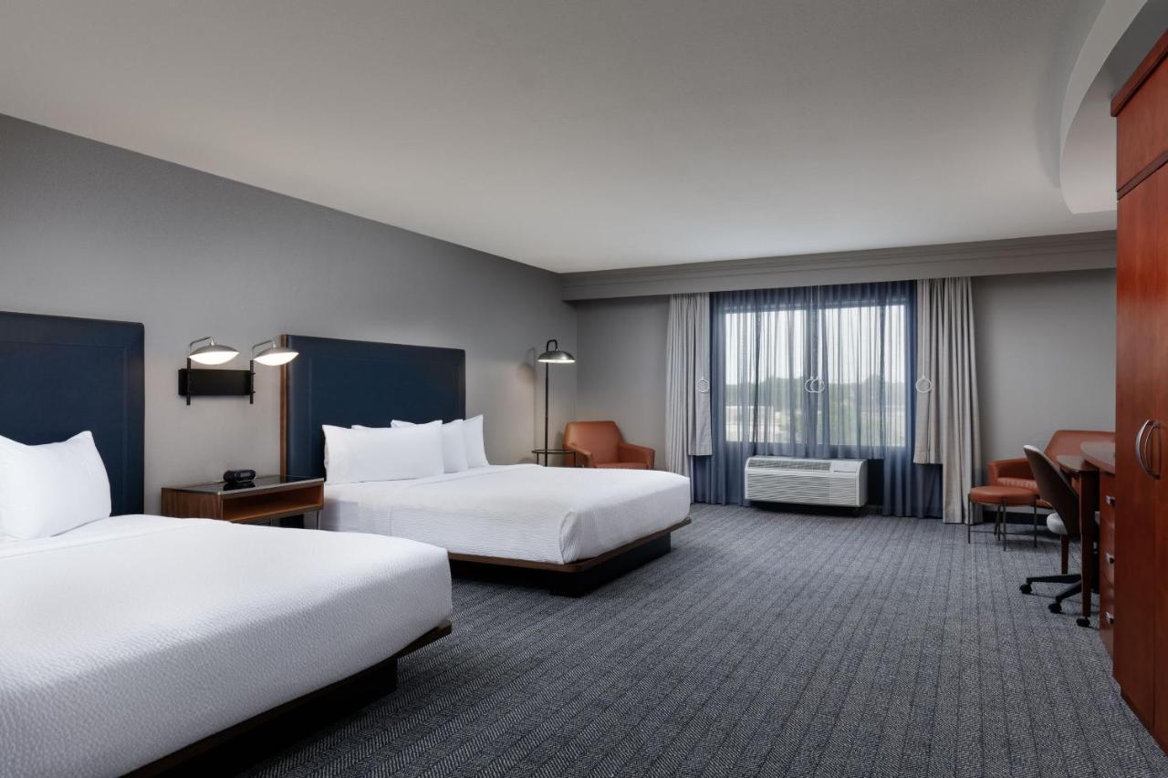 Courtyard By Marriott Wichita At Old Town Hotell Exteriör bild