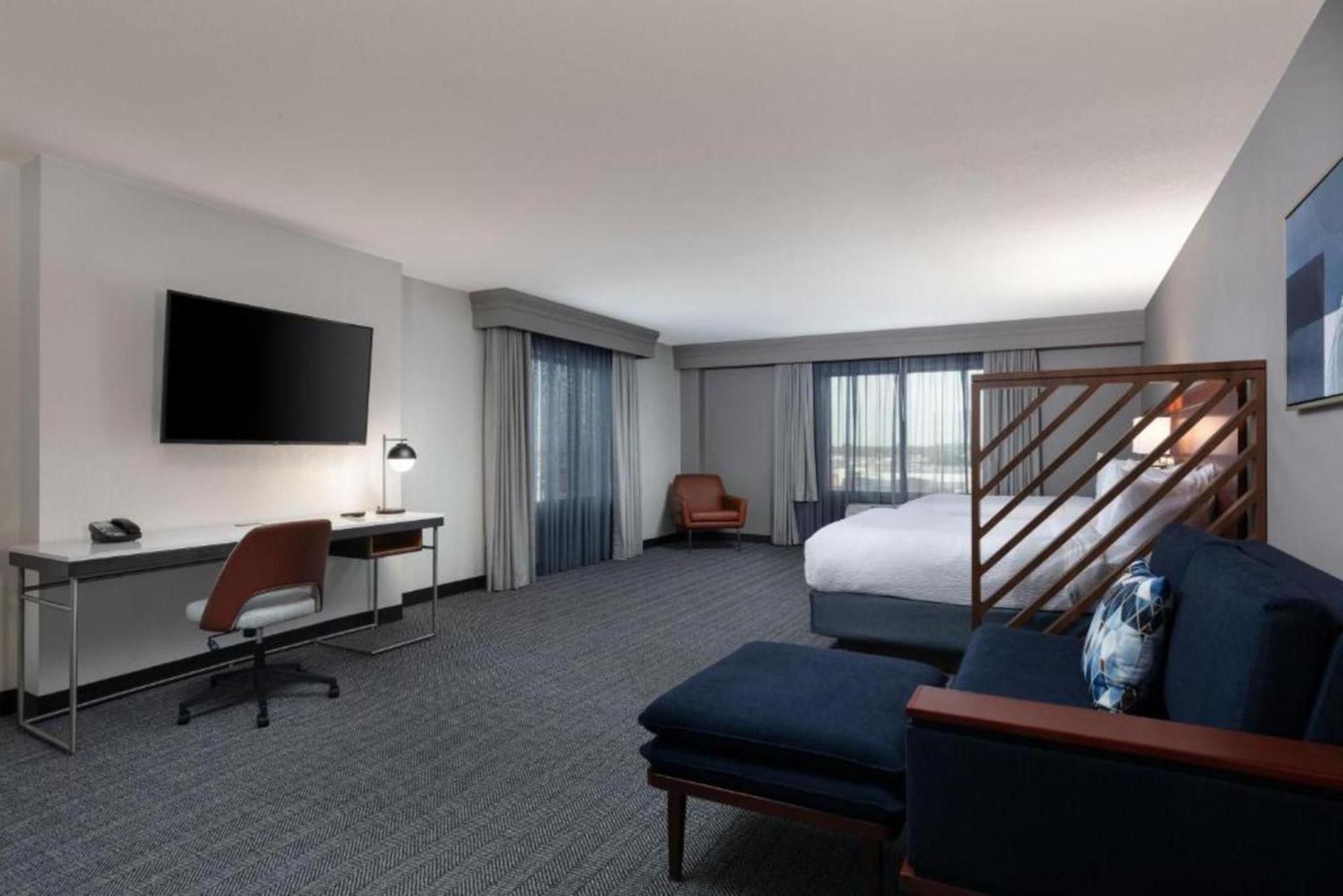 Courtyard By Marriott Wichita At Old Town Hotell Exteriör bild