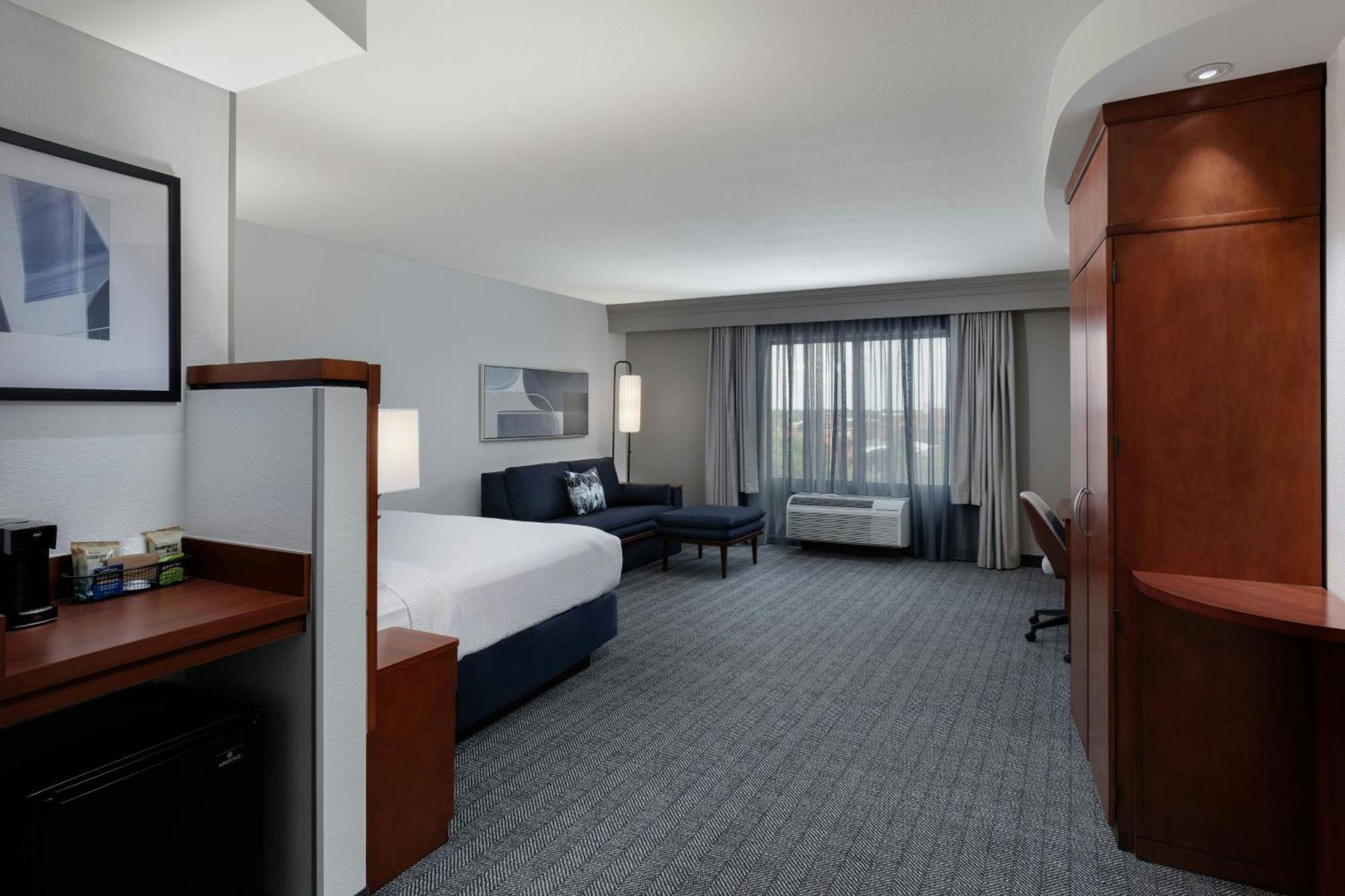 Courtyard By Marriott Wichita At Old Town Hotell Exteriör bild