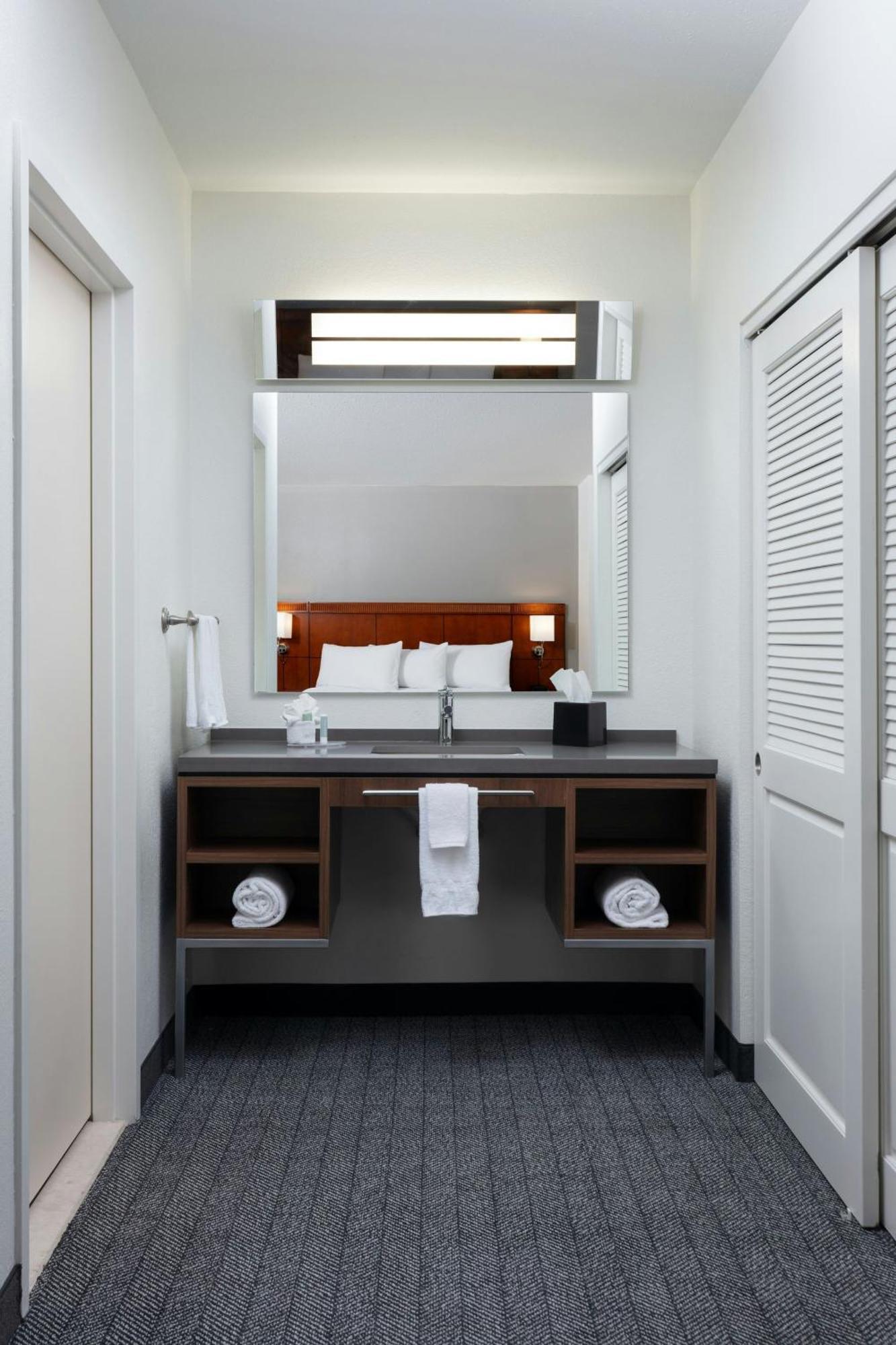 Courtyard By Marriott Wichita At Old Town Hotell Exteriör bild