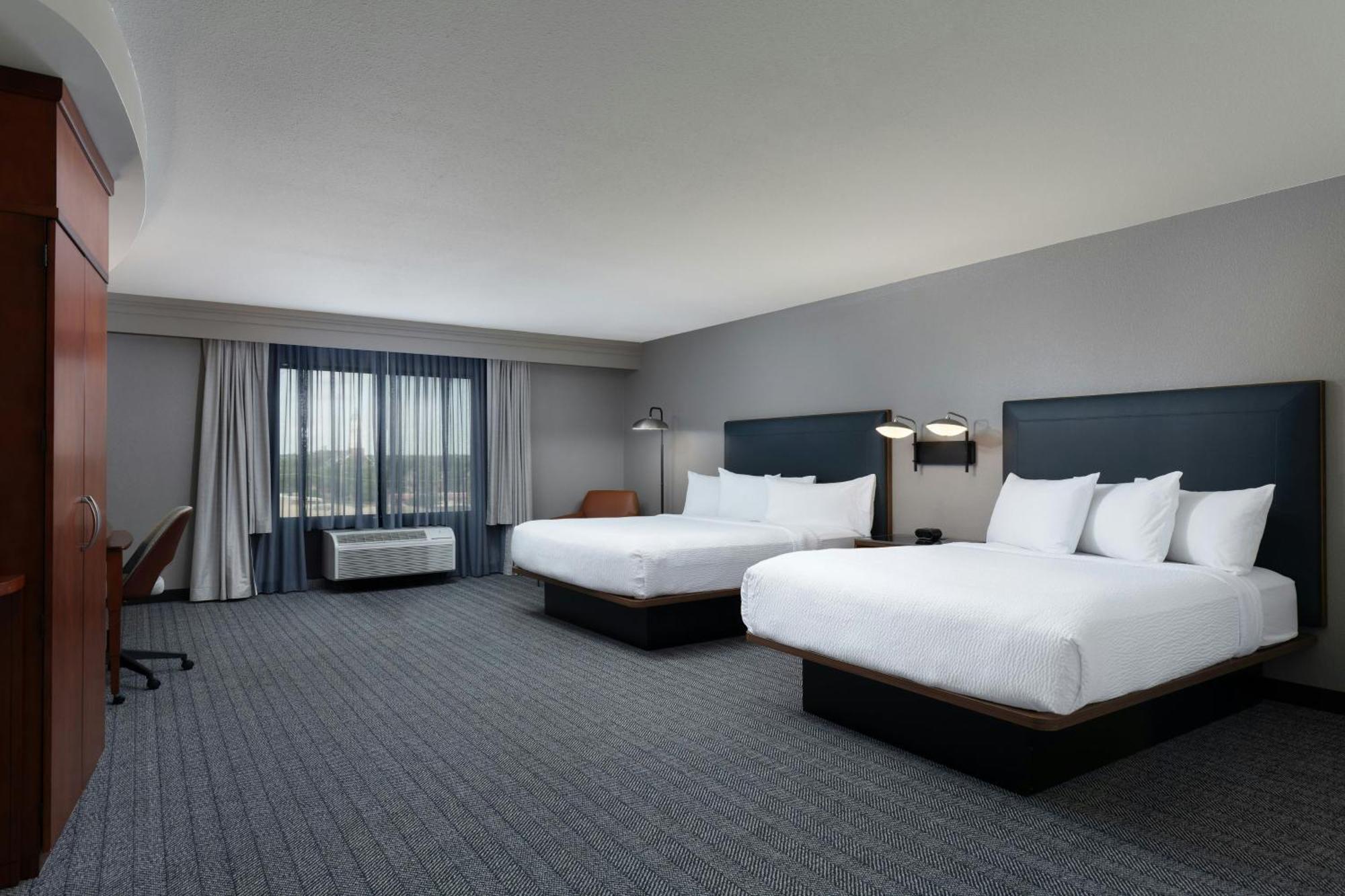 Courtyard By Marriott Wichita At Old Town Hotell Exteriör bild