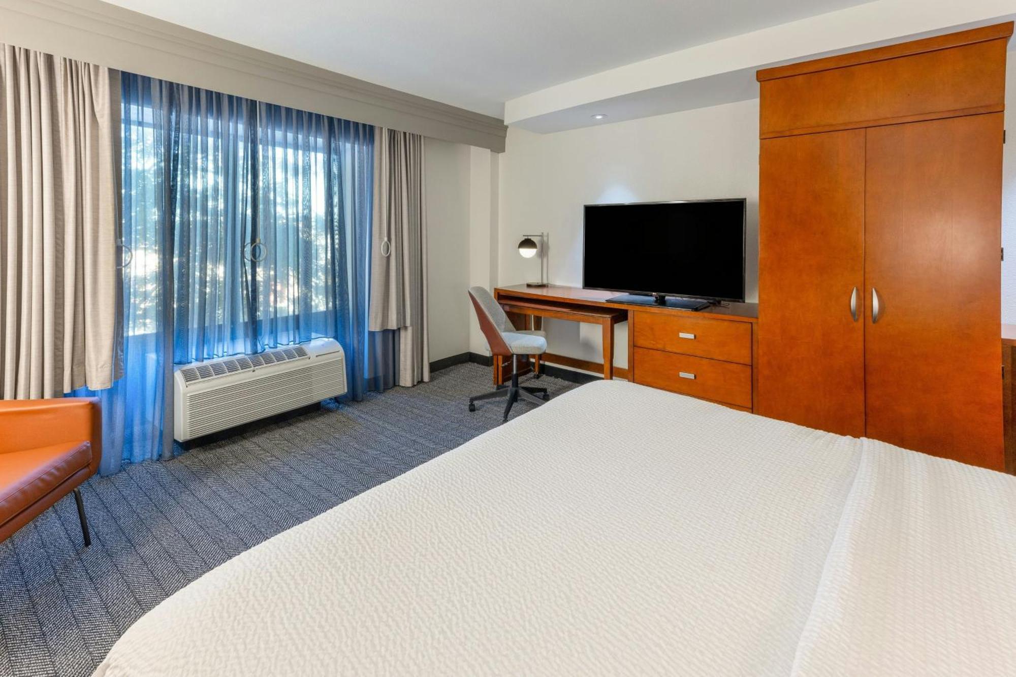Courtyard By Marriott Wichita At Old Town Hotell Exteriör bild