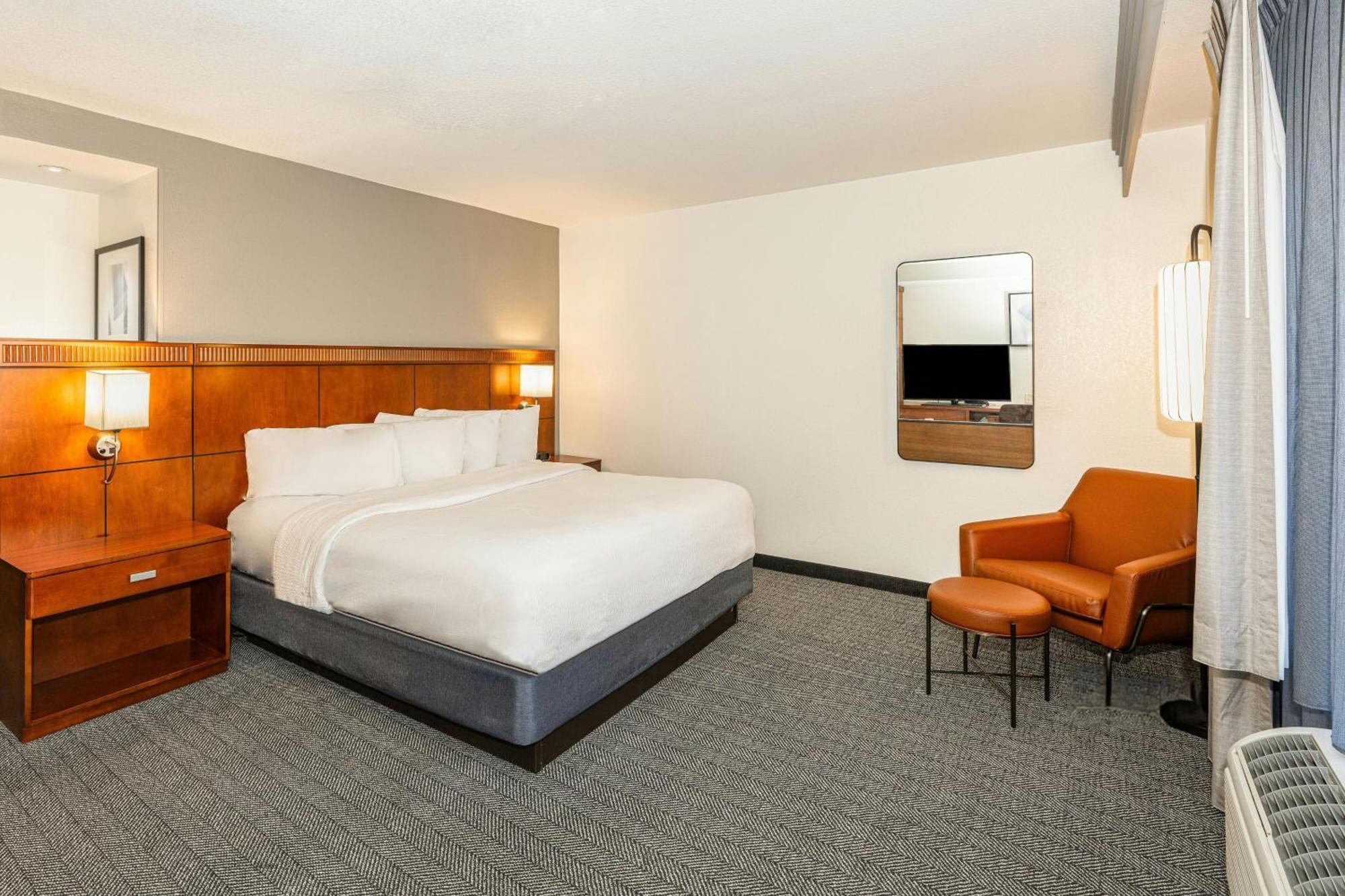 Courtyard By Marriott Wichita At Old Town Hotell Exteriör bild