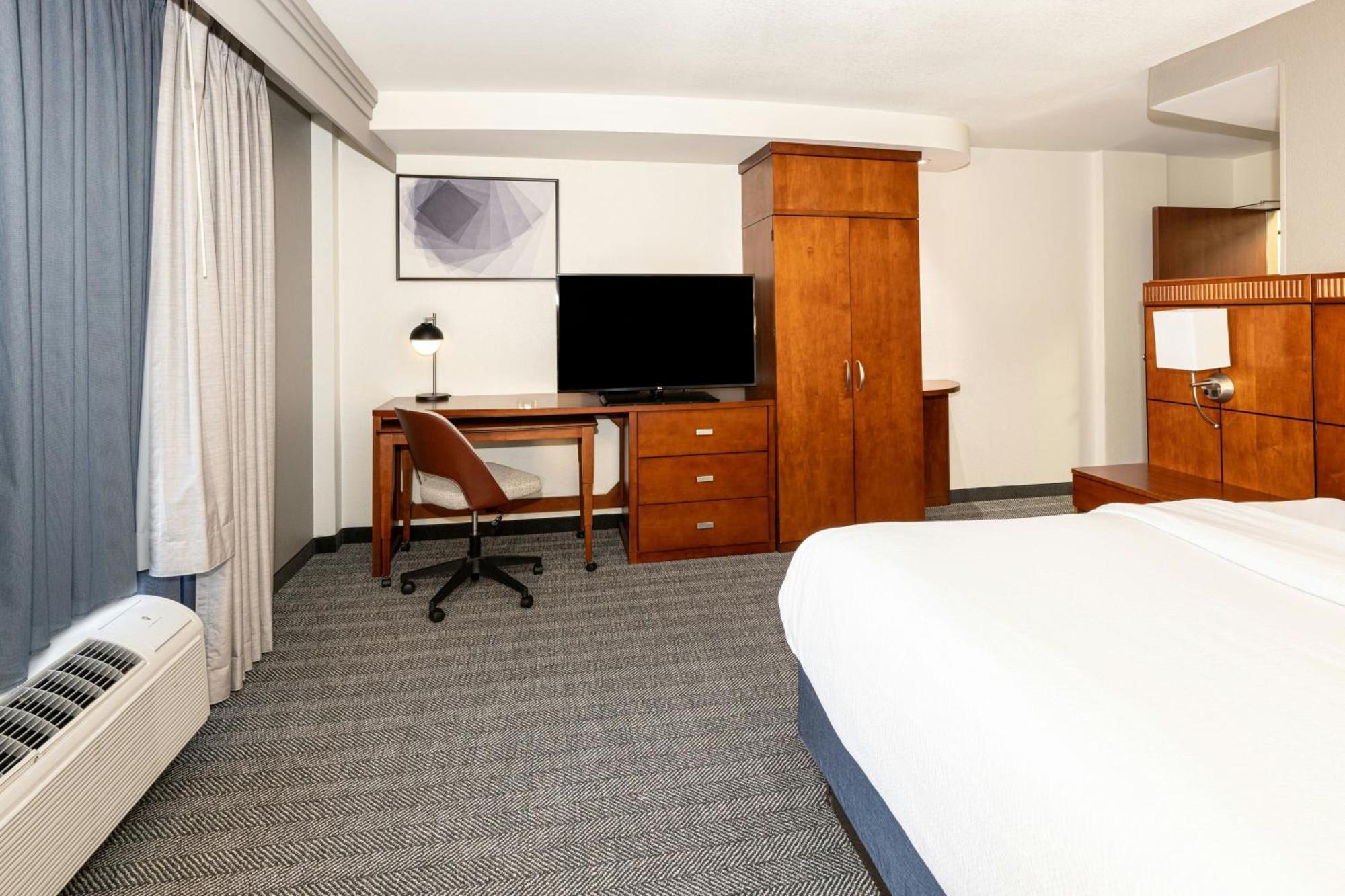 Courtyard By Marriott Wichita At Old Town Hotell Exteriör bild