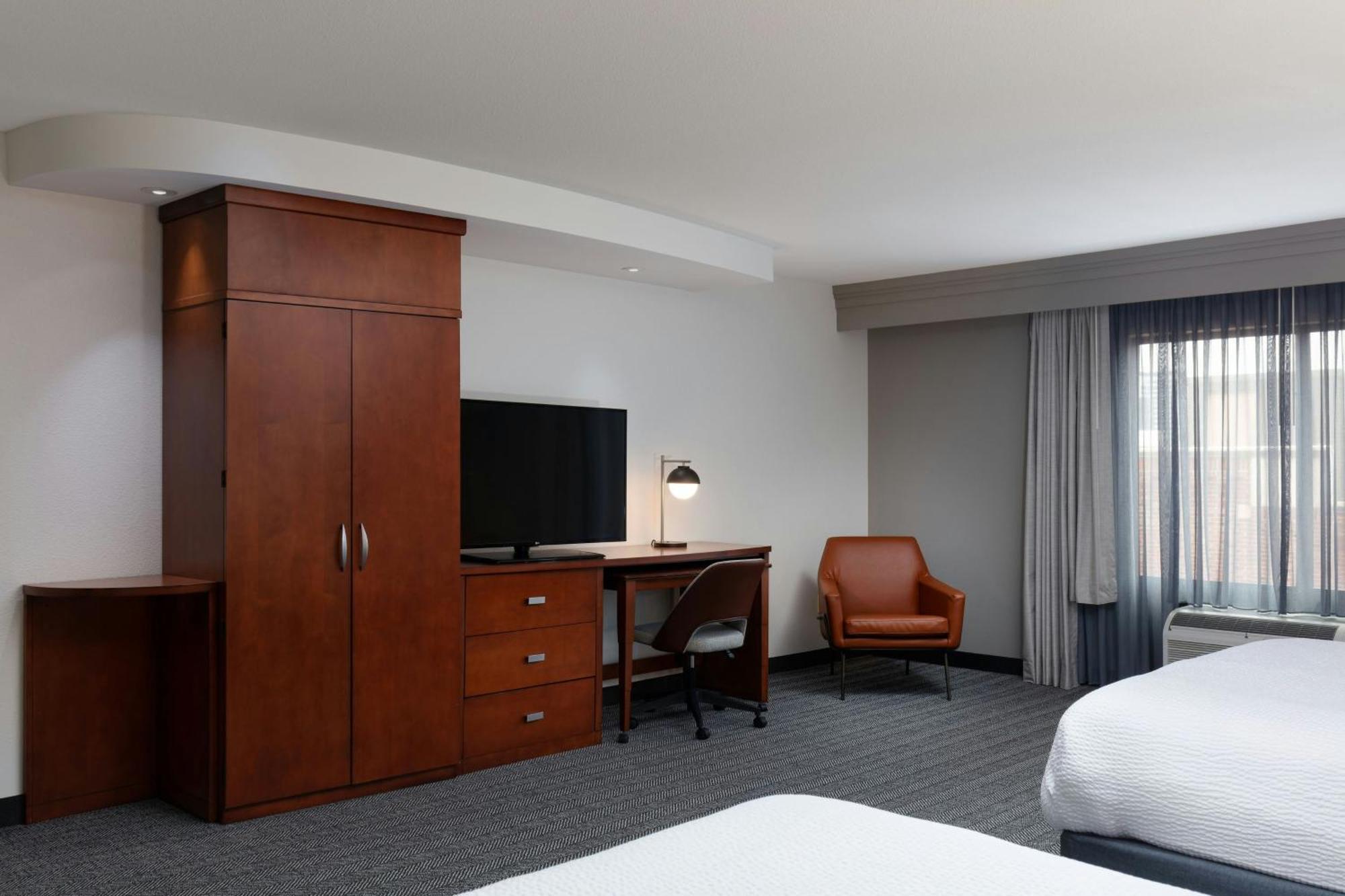 Courtyard By Marriott Wichita At Old Town Hotell Exteriör bild