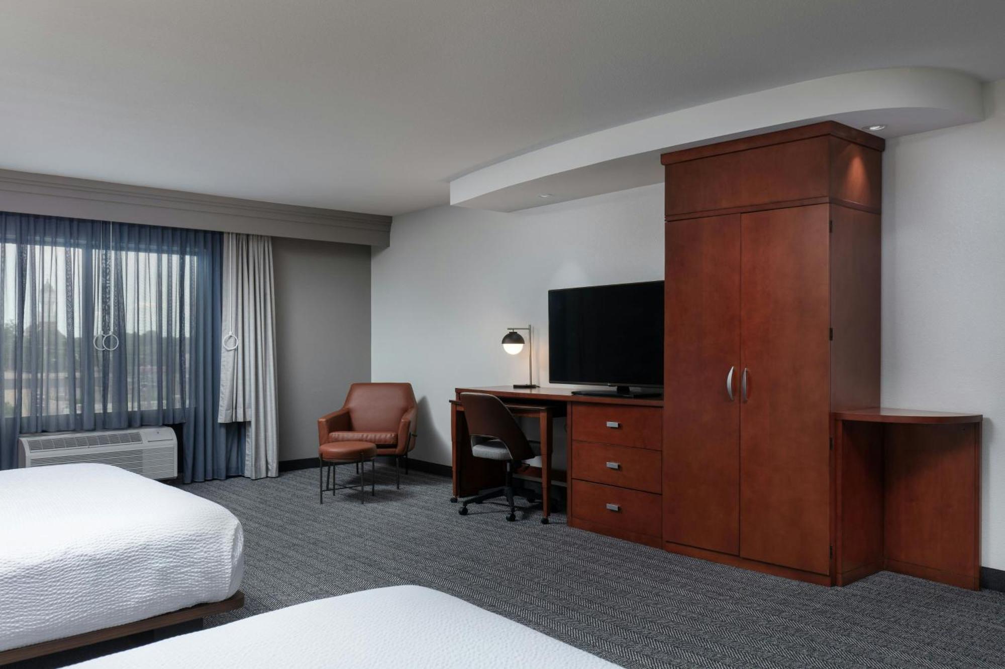 Courtyard By Marriott Wichita At Old Town Hotell Exteriör bild