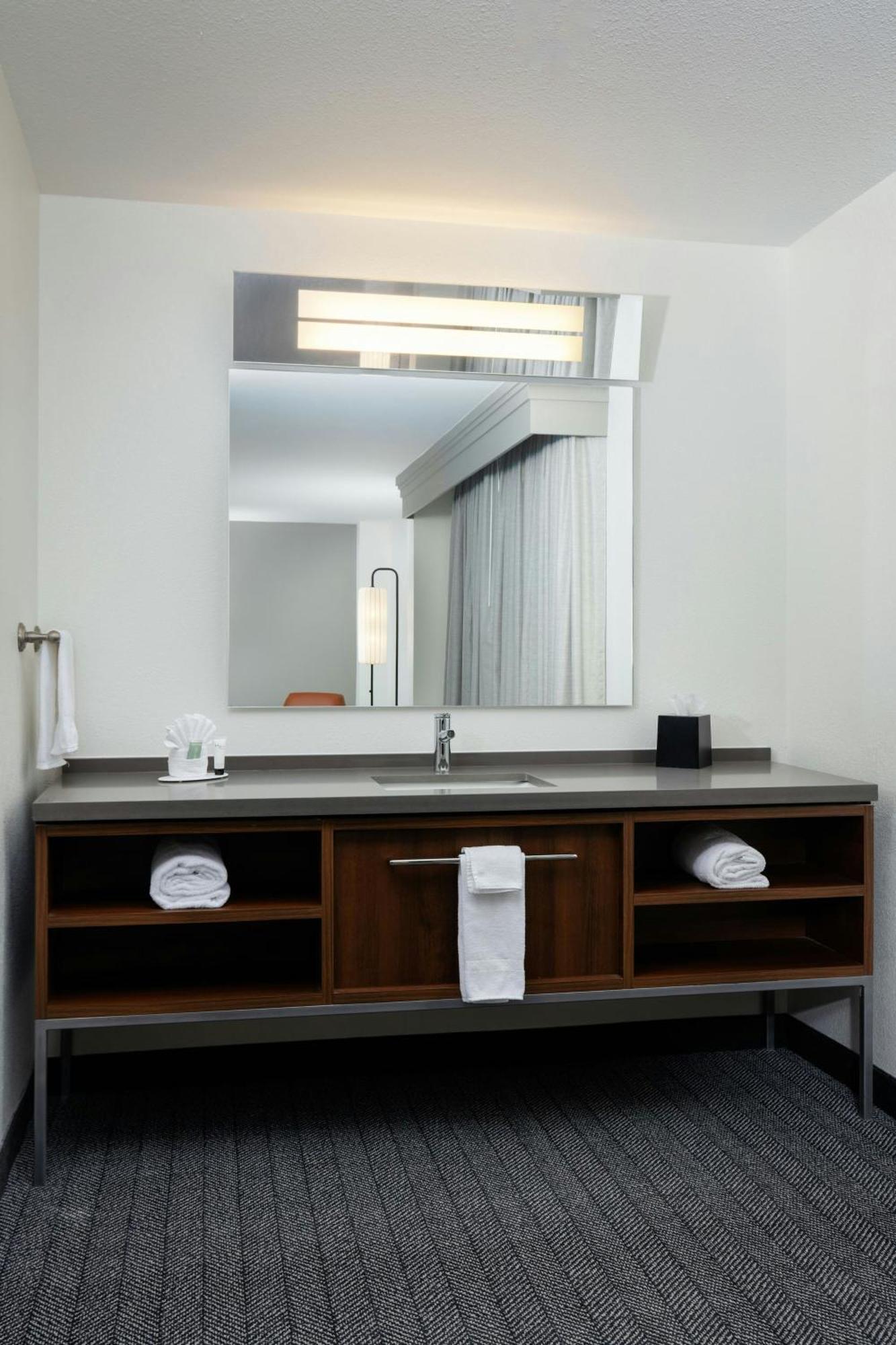 Courtyard By Marriott Wichita At Old Town Hotell Exteriör bild