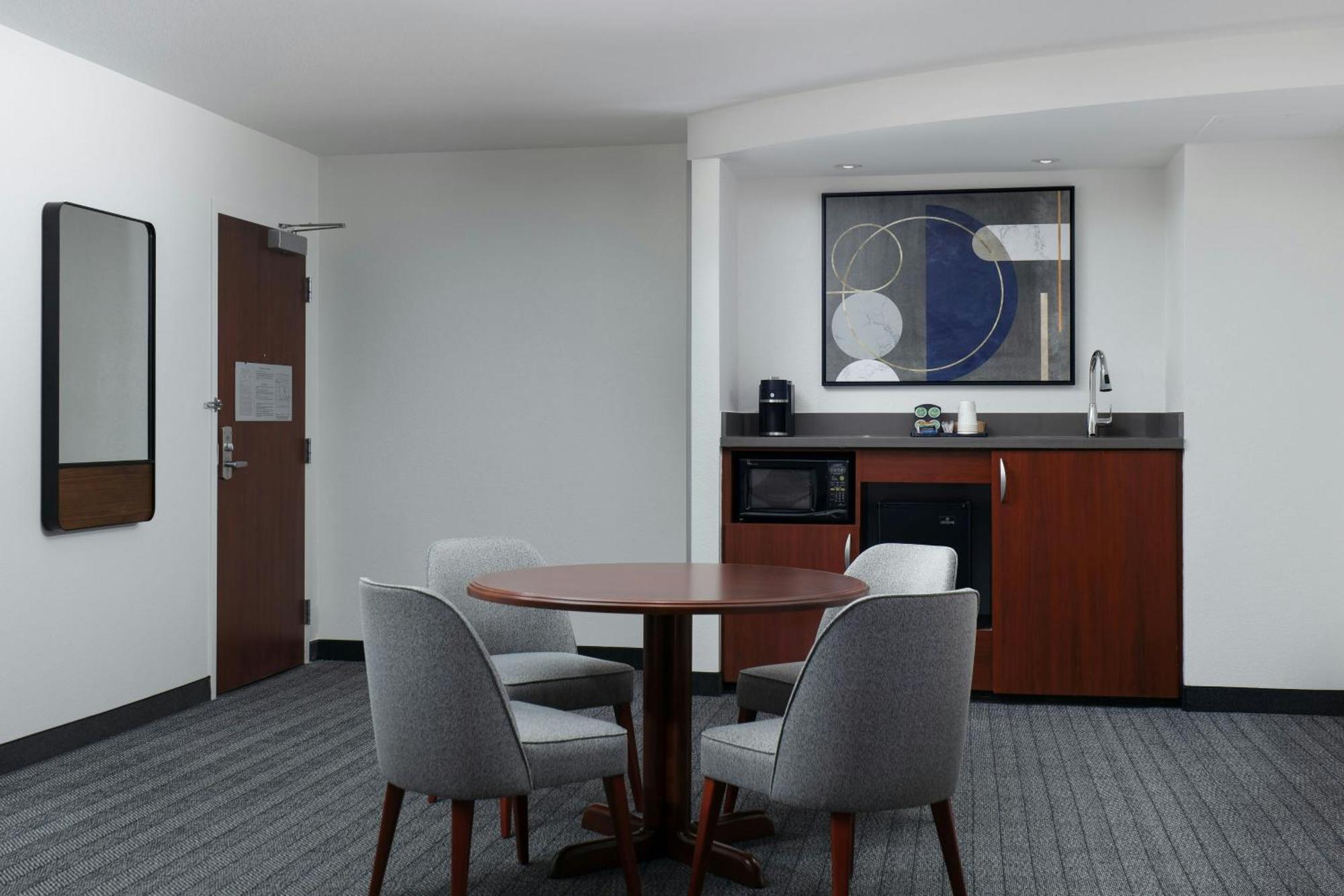 Courtyard By Marriott Wichita At Old Town Hotell Exteriör bild