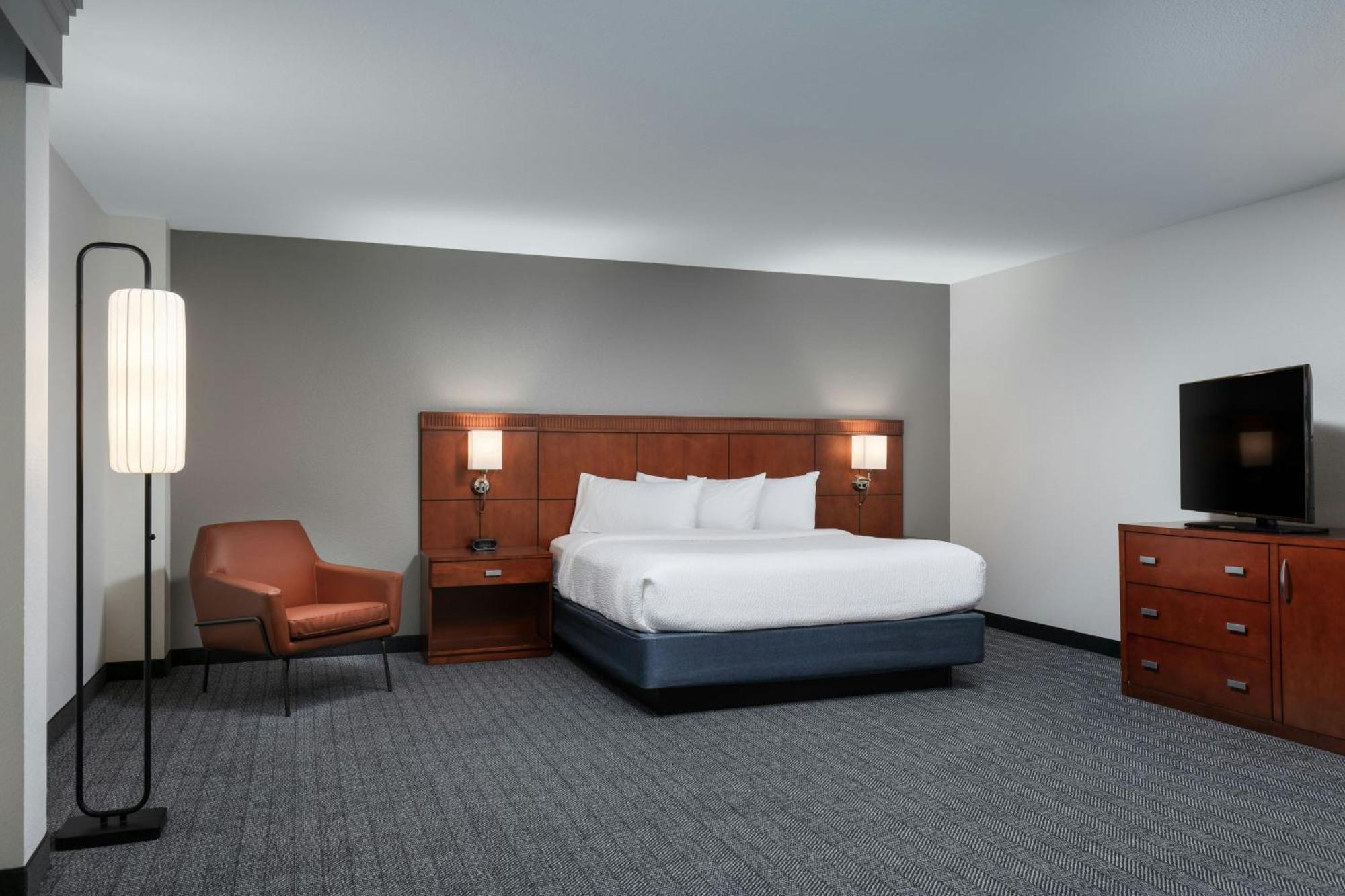Courtyard By Marriott Wichita At Old Town Hotell Exteriör bild